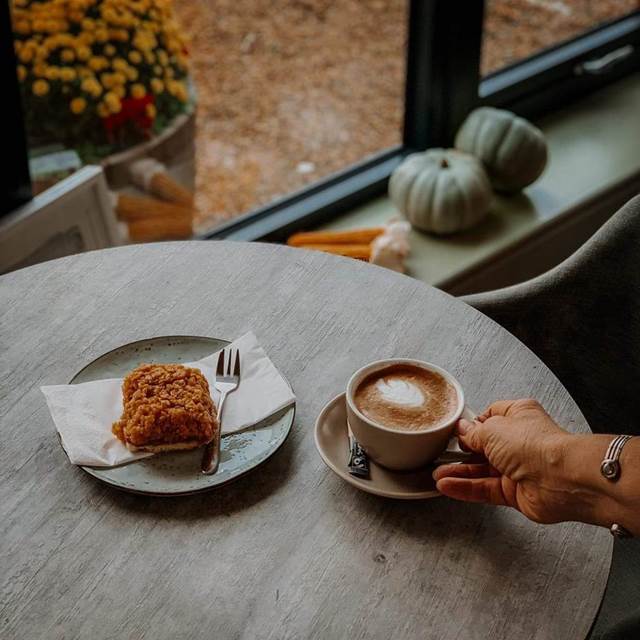 Cornflake cake with latte