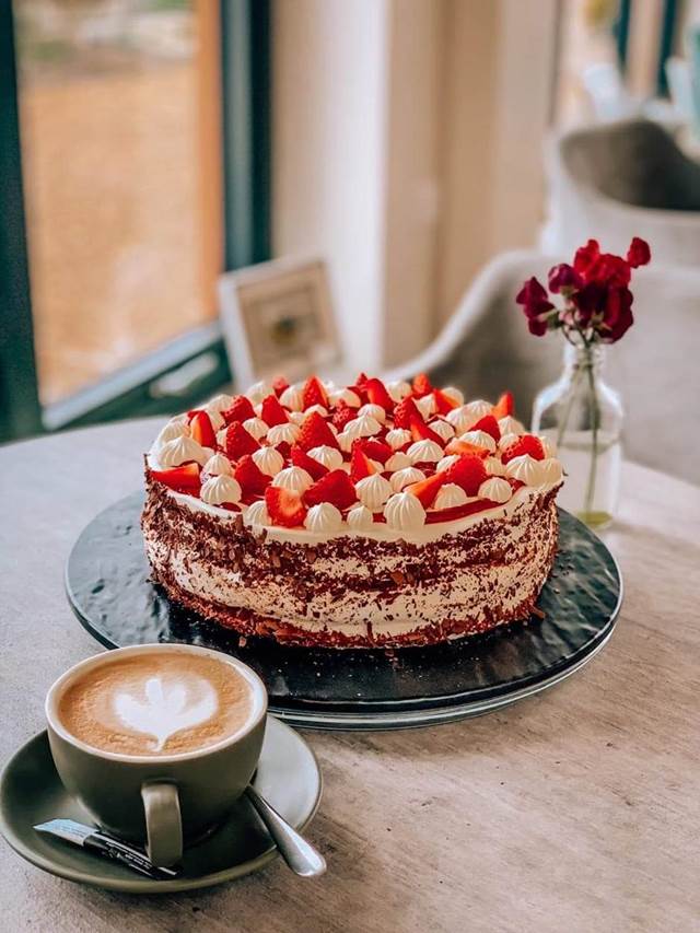 Strawberry meringue cake with Italian buttercream
