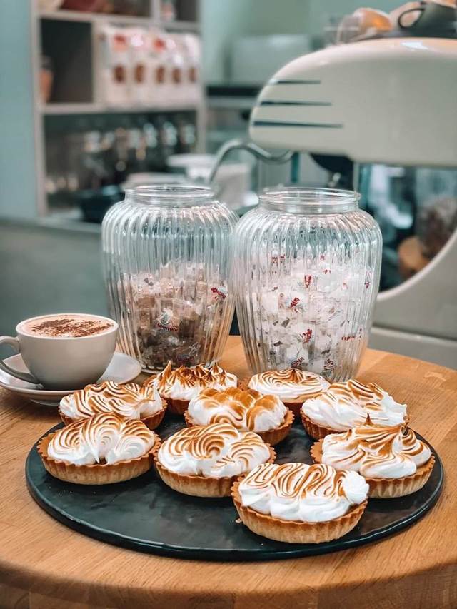 Lemon tartlets with toasted Italian meringue