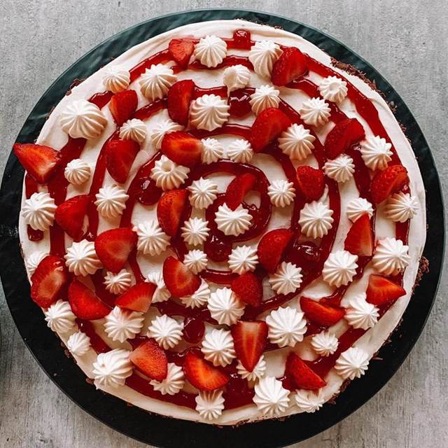 Strawberry meringue cake with Italian buttercream
